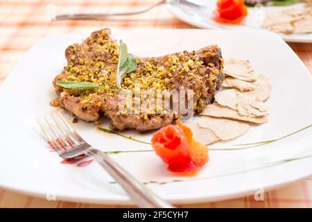 Steak mit Trüffel in Carasau Brot Stockfoto