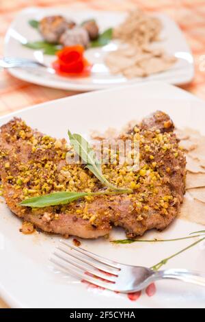 Steak mit Trüffel in Carasau Brot Stockfoto