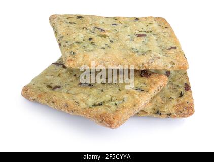 Trockene Cracker isoliert auf weißem Hintergrund. Cracker Cookies mit Kräutern Draufsicht Stockfoto