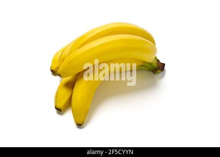 Bananenbündel isoliert auf weißem Hintergrund. Bündel von reifen gelben frischen Bananen Stockfoto