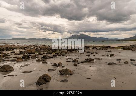 Blick vom Strand an einem bewölkten Tag, Tully County Galway, Irland Stockfoto