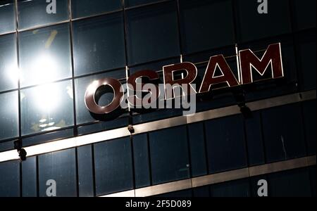 München, Deutschland. März 2021, 26th. Das Osram-Logo hängt an der façade eines Bürogebäudes in der Parkstadt Schwabing, im Norden der bayerischen Hauptstadt. Kredit: Peter Kneffel/dpa/Alamy Live Nachrichten Stockfoto