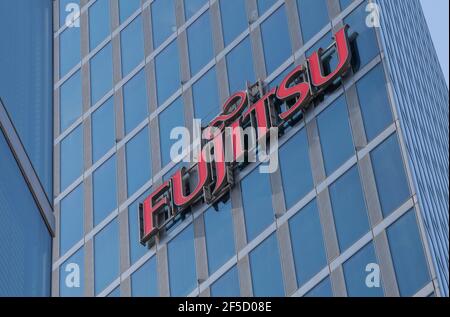 München, Deutschland. März 2021, 26th. Das Fujitsu-Logo hängt an der Fassade eines Bürogebäudes in der Parkstadt Schwabing, im Norden der bayerischen Hauptstadt. Kredit: Peter Kneffel/dpa/Alamy Live Nachrichten Stockfoto