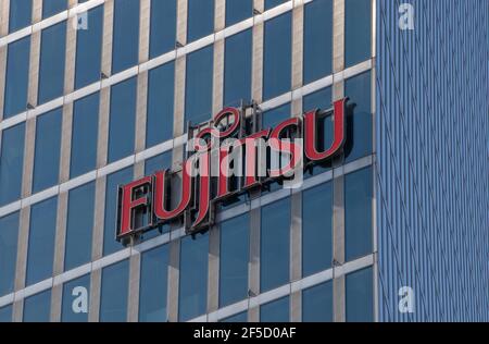 München, Deutschland. März 2021, 26th. Das Fujitsu-Logo hängt an der Fassade eines Bürogebäudes in der Parkstadt Schwabing, im Norden der bayerischen Hauptstadt. Kredit: Peter Kneffel/dpa/Alamy Live Nachrichten Stockfoto