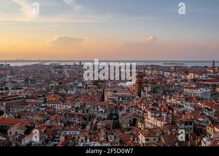 Panoramablick auf Venedig und die Lagune von der Spitze des Campanile di San Marco auf dem Markusplatz - EIN wunderschönes Meer von roten Dachziegelhäusern, Stockfoto