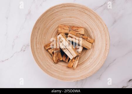 Palo Santo Baumstäbchen in Holzschale - heiliger Weihrauchbaum aus Lateinamerika. Meditation, geistige Gesundheit und persönliches Erfüllungskonzept, Aromatherapie Stockfoto