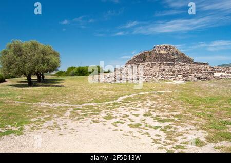 Barumini, Sardinien, Italien. Blick auf den archäologischen Nuragic Komplex von Su Nuraxi di Barumini. UNESCO-Welterbeliste Stockfoto