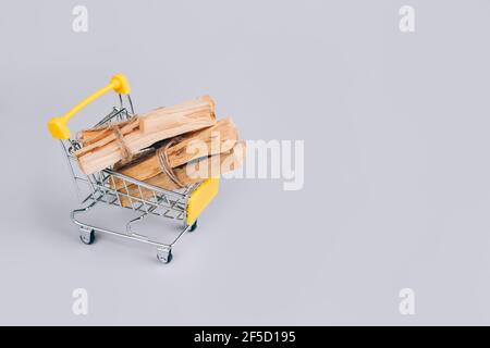 Palo Santo Baumstäbchen im Warenkorb auf hellgrauem Hintergrund - heiliger Weihrauchbaum aus Lateinamerika. Meditation, geistige Gesundheit und persönlich Stockfoto