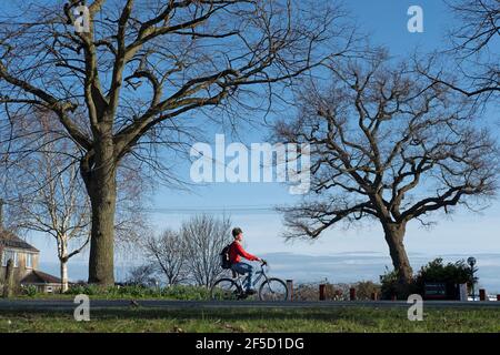 Radfahrer im Frühling, Bristol, Großbritannien Stockfoto