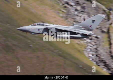 RAF Royal Air Force Panavia Tornado Kampfbomber mit Flügeln, die tief in Richtung Kamera fliegen in Schottland, Cumbria Stockfoto