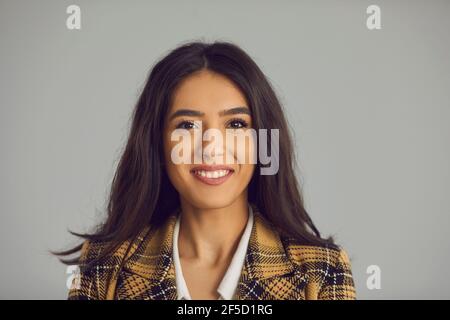 Kopfbild Porträt der attraktiven tausendjährigen hispanischen Frau isoliert auf Kopie Platz Stockfoto