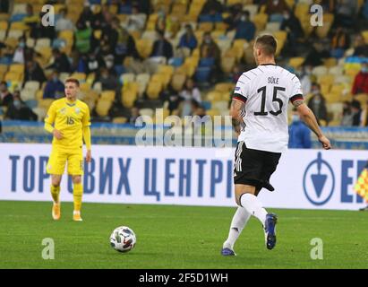 KIEW, UKRAINE - 10. OKTOBER 2020: Niklas Sule aus Deutschland kontrolliert einen Ball während des UEFA Nations League Spiels gegen die Ukraine im NSK Olimpiyskiy Stadion in Kiew. Deutschland gewann 2-1 Stockfoto