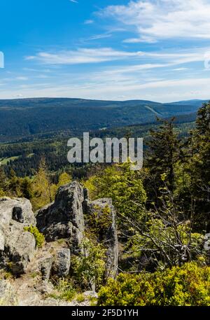 Panorama des Isergebirges von der Spitze des großen Felsens aus gesehen Stockfoto