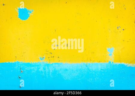 Gelb und blau abblätternde Farbe auf alten Farbe Kunst Textur Design Wand Kunstwerk Hintergrund. Stockfoto