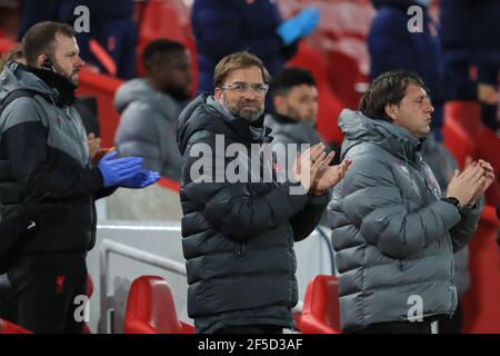 Jürgen Klopp Manager von Liverpool klatscht für eine Minute Er zollt dem verstorbenen Gérard Houllier seinen Respekt Liverpool Manager, der leider am 14. Dezember 2020 verstorben ist Stockfoto