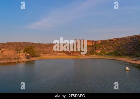 Schönes Bild von Agastya See mit Himmel im Hintergrund bei Badami Höhlentempel, Badami Karnataka Indien Stockfoto