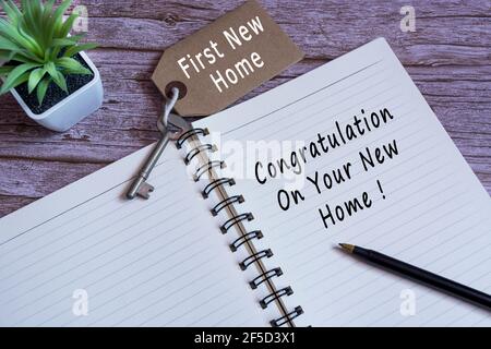 Text auf Notizbuch mit Topfpflanze und einem Stift geschrieben Stockfoto