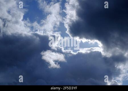 Dunkle Sturmwolken mit hinterleuchtetem Sonnenschein Stockfoto