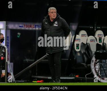 Steve Bruce, Manager von Newcastle United, patrouilliert den technischen Bereich Stockfoto