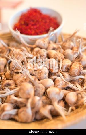 Saffran und Zwiebeln, Blumen und Safrangewürz Stockfoto