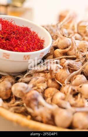 Saffran und Zwiebeln, Blumen und Safrangewürz Stockfoto