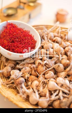 Saffran und Zwiebeln, Blumen und Safrangewürz Stockfoto