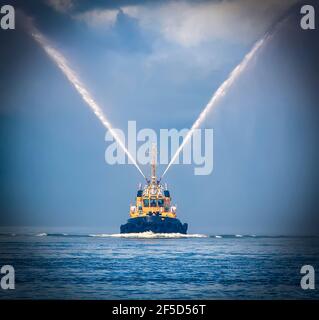 Das Feuerschlauchboot, das Wasser auf Kamtschatka auf Paciic sprüht meer Stockfoto