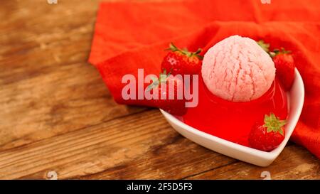 Erdbeergelee in einer Schüssel, dekoriert mit hausgemachtem Eis Stockfoto
