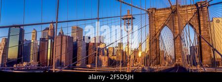 2001 HISTORISCHE BROOKLYN BRIDGE (©J & W ROEBLING 1883) DOWNTOWN SKYLINE EAST RIVER MANHATTAN NEW YORK CITY USA Stockfoto