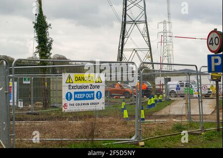 Aylesbury Vale, Buckinghamshire, Großbritannien. März 2021, 24th. Eine weitere neue HS2 Verbindung aus dem A413 Ripping die Chilterns auseinander. Die sehr umstrittene und zu günstige High Speed 2 Bahnverbindung von London nach Birmingham ist eine riesige Narbe über die Chilterns, die eine AONB ist. Quelle: Maureen McLean/Alamy Stockfoto