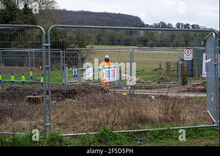 Aylesbury Vale, Buckinghamshire, Großbritannien. März 2021, 24th. Eine weitere neue HS2 Verbindung aus dem A413 Ripping die Chilterns auseinander. Die sehr umstrittene und zu günstige High Speed 2 Bahnverbindung von London nach Birmingham ist eine riesige Narbe über die Chilterns, die eine AONB ist. Quelle: Maureen McLean/Alamy Stockfoto