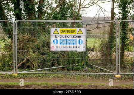 Aylesbury Vale, Buckinghamshire, Großbritannien. März 2021, 24th. Eine weitere neue HS2 Verbindung aus dem A413 Ripping die Chilterns auseinander. Die sehr umstrittene und zu günstige High Speed 2 Bahnverbindung von London nach Birmingham ist eine riesige Narbe über die Chilterns, die eine AONB ist. Quelle: Maureen McLean/Alamy Stockfoto