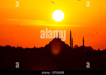 Silhouette der Suleymaniye Moschee bei Sonnenuntergang. Ramadan, kandil und iftar Hintergrundbild. Islamische Fotos. Moscheen in Istanbul. Stockfoto