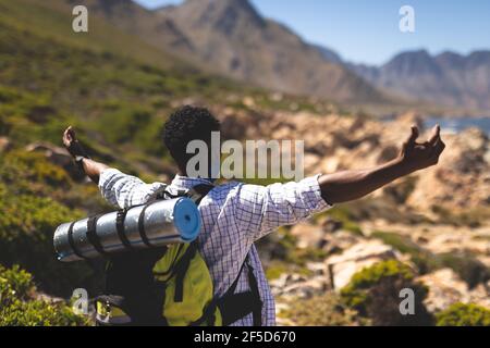 Porträt eines fitfigen afroamerikanischen Mannes, der im Freien auf dem Land unterwegs ist Zur Kamera Stockfoto