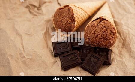 Schokoladeneis in Waffelkegel auf Bastelpapier Stockfoto