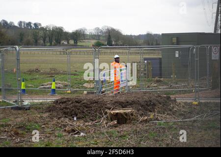 Aylesbury Vale, Buckinghamshire, Großbritannien. März 2021, 24th. Eine weitere neue HS2 Verbindung aus dem A413 Ripping die Chilterns auseinander. Die sehr umstrittene und zu günstige High Speed 2 Bahnverbindung von London nach Birmingham ist eine riesige Narbe über die Chilterns, die eine AONB ist. Quelle: Maureen McLean/Alamy Stockfoto