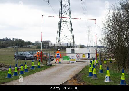 Aylesbury Vale, Buckinghamshire, Großbritannien. März 2021, 24th. Eine weitere neue HS2 Verbindung aus dem A413 Ripping die Chilterns auseinander. Die sehr umstrittene und zu günstige High Speed 2 Bahnverbindung von London nach Birmingham ist eine riesige Narbe über die Chilterns, die eine AONB ist. Quelle: Maureen McLean/Alamy Stockfoto