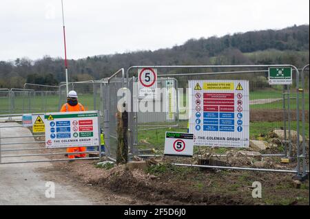 Aylesbury Vale, Buckinghamshire, Großbritannien. März 2021, 24th. Eine weitere neue HS2 Verbindung aus dem A413 Ripping die Chilterns auseinander. Die sehr umstrittene und zu günstige High Speed 2 Bahnverbindung von London nach Birmingham ist eine riesige Narbe über die Chilterns, die eine AONB ist. Quelle: Maureen McLean/Alamy Stockfoto