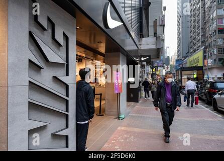 Hongkong, China. März 2021, 26th. Ein Fußgänger geht an der amerikanischen multinationalen Sportbekleidungsmarke, dem Nike Store und seinem Logo in Hongkong vorbei. Kredit: SOPA Images Limited/Alamy Live Nachrichten Stockfoto