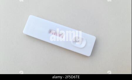 Negativer SARS-CoV-2 Antigen-Schnelltest Stockfoto