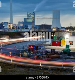 Autobahnkreuz A 43 / A 42 mit Kraftwerk Herne und Baustelle am Abend, Deutschland, Nordrhein-Westfalen, Ruhrgebiet, Herne Stockfoto