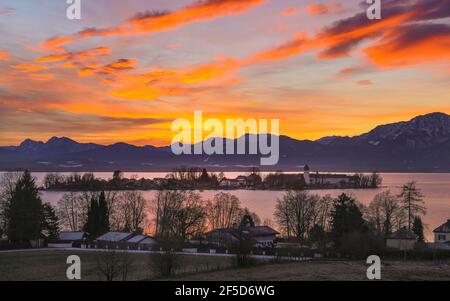 aurora über den Chiemsee mit der Fraueninsel und den Alpen am Neujahrsmorgen, Deutschland, Bayern, Chiemsee Stockfoto