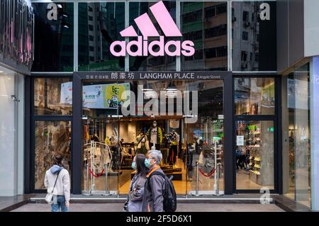 Hongkong, China. März 2021, 26th. Fußgänger gehen an der deutschen multinationalen Sportartikelmarke Adidas-Store und -Logo in Hongkong vorbei. (Foto von Budrul Chukrut/SOPA Images/Sipa USA) Quelle: SIPA USA/Alamy Live News Stockfoto