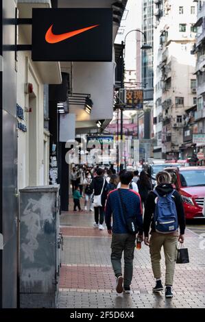 Hongkong, China. März 2021, 26th. Fußgänger gehen an der amerikanischen multinationalen Sportbekleidungsmarke, dem Nike Store und seinem Logo in Hongkong vorbei. (Foto von Budrul Chukrut/SOPA Images/Sipa USA) Quelle: SIPA USA/Alamy Live News Stockfoto