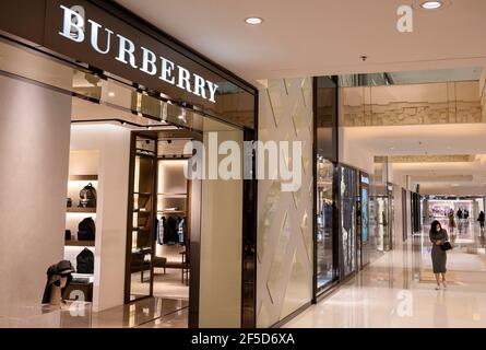 Hongkong, China. März 2021, 26th. Britische Luxusmodemarke Burberry Store in Hongkong gesehen. (Foto von Budrul Chukrut/SOPA Images/Sipa USA) Quelle: SIPA USA/Alamy Live News Stockfoto