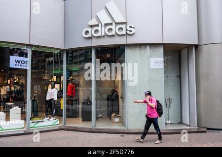 Hongkong, China. März 2021, 26th. Ein Fußgänger spaziert vorbei an der deutschen multinationalen Sportartikelmarke Adidas Store und Logo in Hongkong. (Foto von Budrul Chukrut/SOPA Images/Sipa USA) Quelle: SIPA USA/Alamy Live News Stockfoto