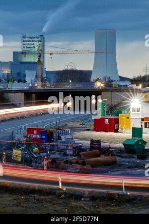 Autobahnkreuz A 43 / A 42 mit Kraftwerk Herne und Baustelle am Abend, Deutschland, Nordrhein-Westfalen, Ruhrgebiet, Herne Stockfoto