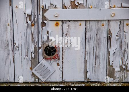 Altes geschlossenes Garagentor, Deutschland, Mecklenburg-Vorpommern Stockfoto