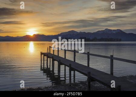 sonnenaufgang über den Alpen am Chiemsee am Neujahrmorgen, Deutschland, Bayern, Chiemsee Stockfoto