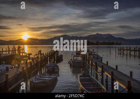 sonnenaufgang über den Alpen am Chiemsee am Neujahrmorgen, Deutschland, Bayern, Chiemsee Stockfoto